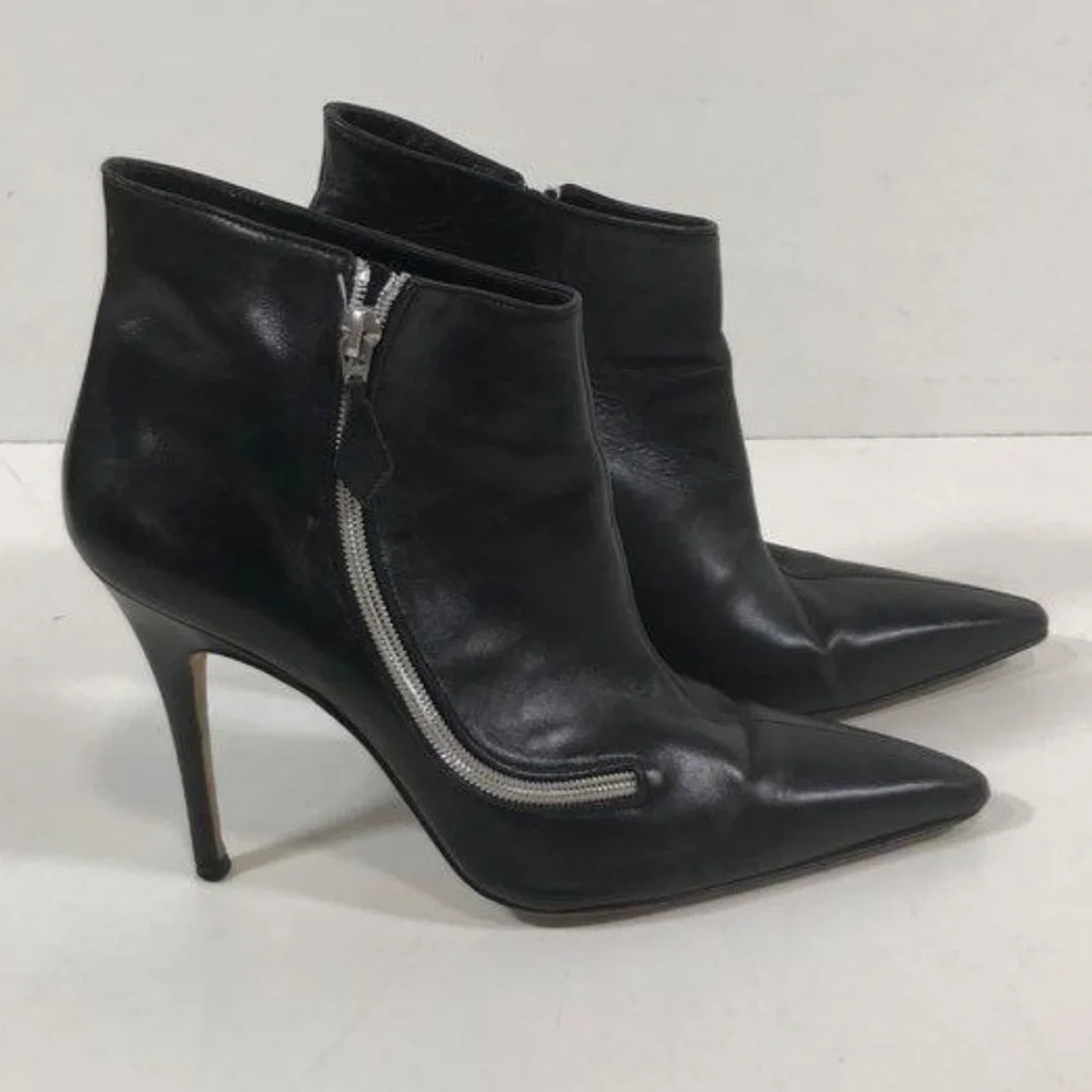 Manolo Blahnik Elegant Black Leather Women's Heels Ankle Boots Size 41